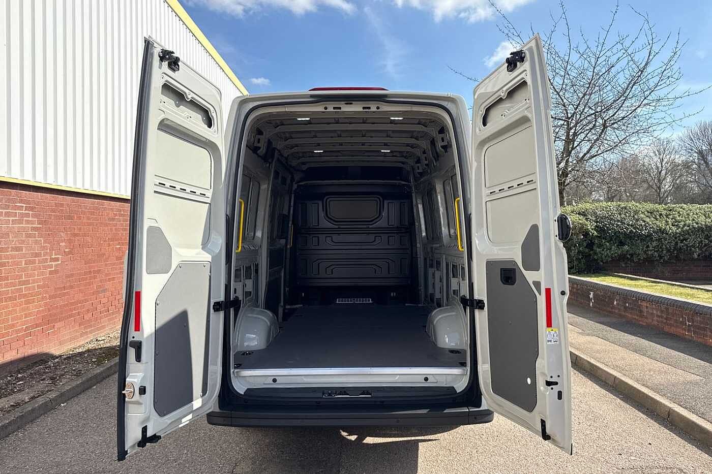 Volkswagen Crafter 2.0TDI 163PS EU6 CR35 MWB Commerce Plus RWD-Ascot Grey + LED's