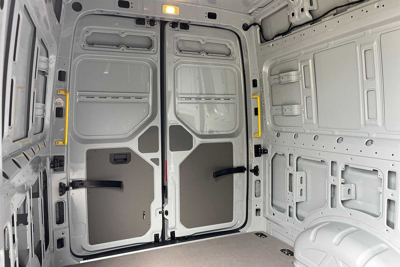 Volkswagen Crafter CR35 MWB Diesel FWD 2.0 TDI 140PS Commerce Plus High Roof Van Auto-Twin Slider