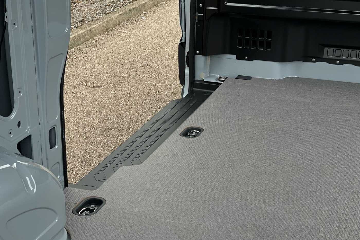 Volkswagen Crafter CR35 MWB Diesel FWD 2.0 TDI 140PS Commerce Plus High Roof Van Auto-Twin Slider