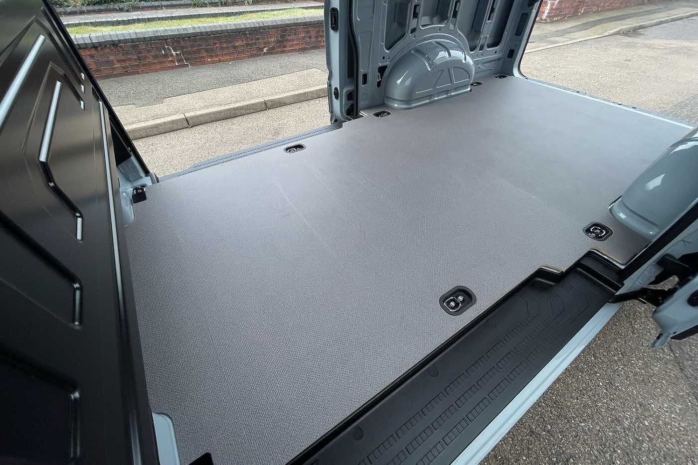 Volkswagen Crafter CR35 MWB Diesel FWD 2.0 TDI 140PS Commerce Plus High Roof Van Auto-Twin Slider
