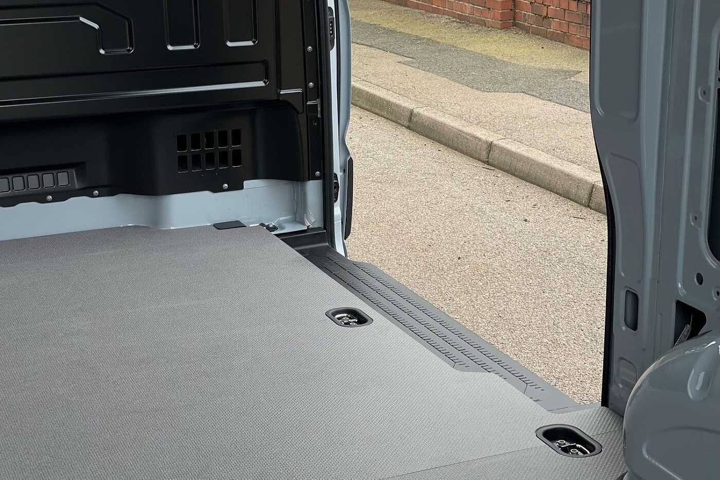 Volkswagen Crafter CR35 MWB Diesel FWD 2.0 TDI 140PS Commerce Plus High Roof Van Auto-Twin Slider
