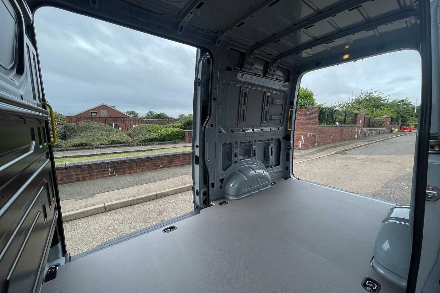 Volkswagen Crafter CR35 MWB Diesel FWD 2.0 TDI 140PS Commerce Plus High Roof Van Auto-Twin Slider