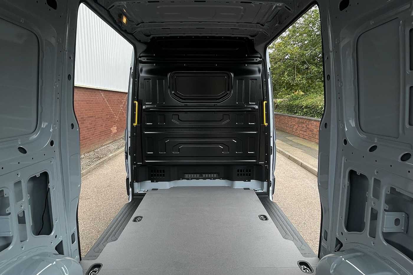 Volkswagen Crafter CR35 MWB Diesel FWD 2.0 TDI 140PS Commerce Plus High Roof Van Auto-Twin Slider