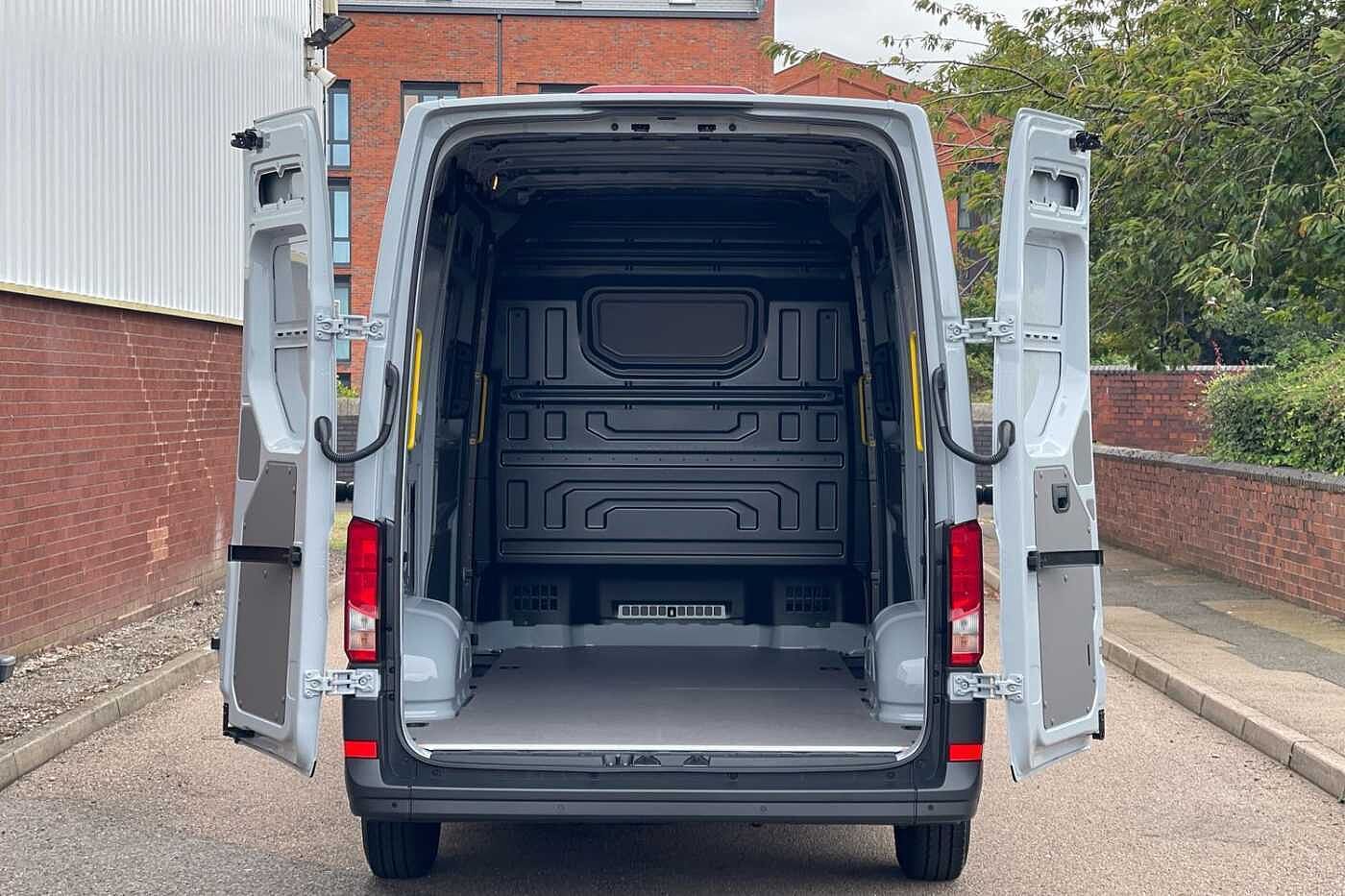 Volkswagen Crafter CR35 MWB Diesel FWD 2.0 TDI 140PS Commerce Plus High Roof Van Auto-Twin Slider