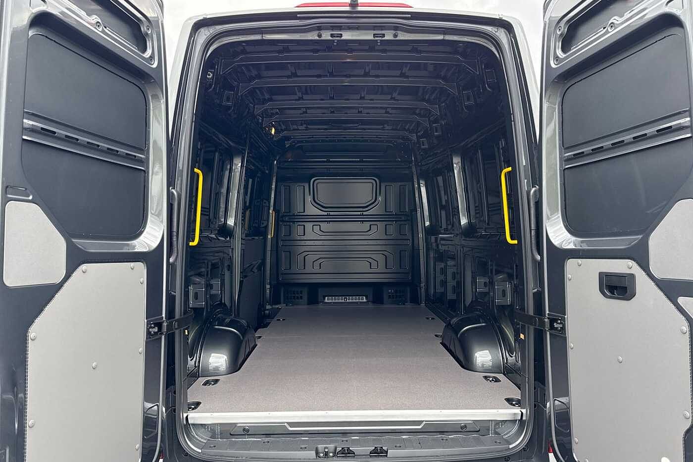 Volkswagen Crafter 2.0TDI 177PS EU6 CR35 MWB Commerce Plus 4Motion Diff Lock